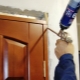 Ako utrieť montážnu penu z dverí?