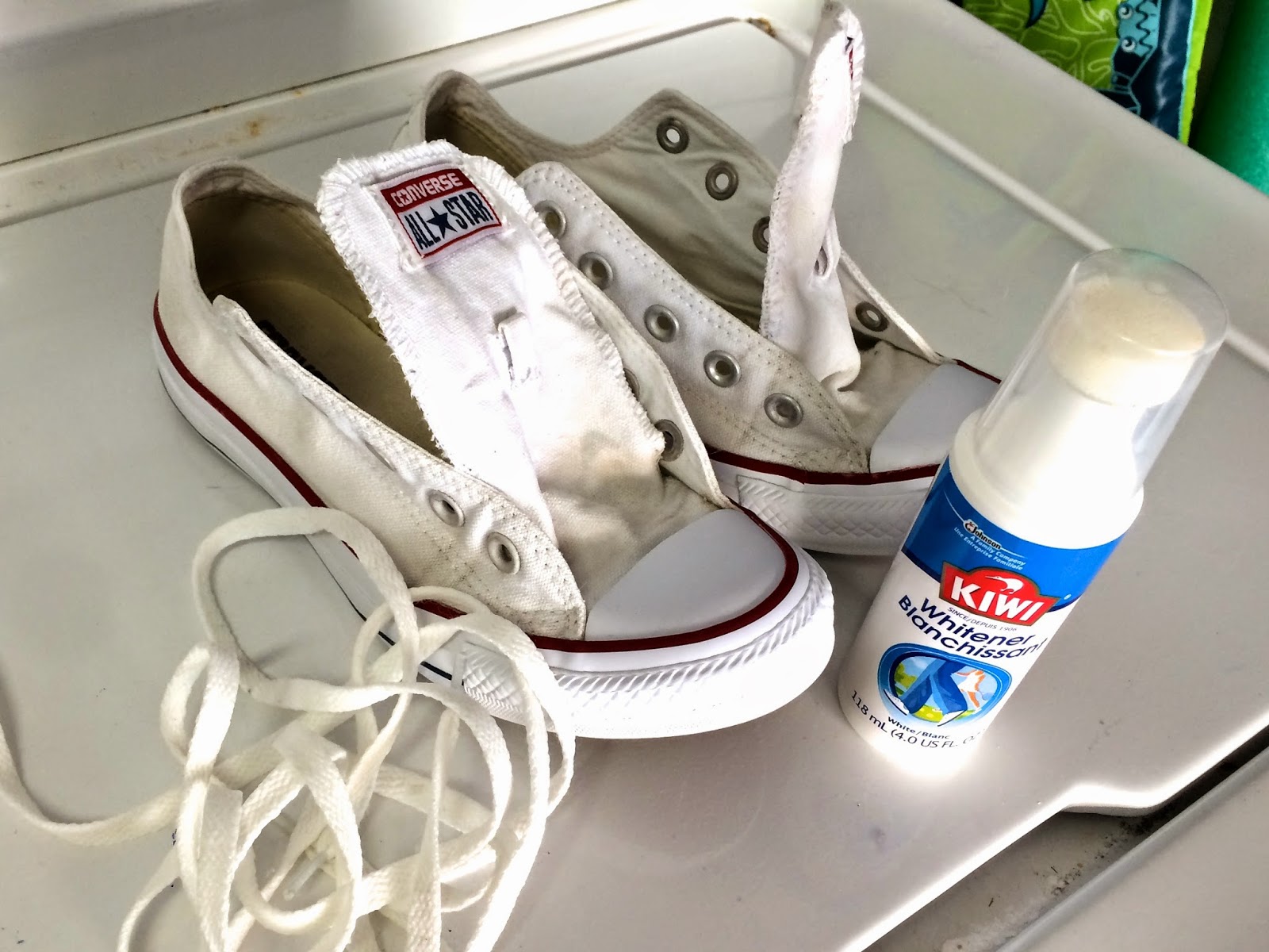 Чем очистить кроссовки в домашних условиях. Отбеливатель для белой обуви. Средство для белых кед. Отбеливатель для кроссовок. Отбеливатель для подошвы кроссовок.